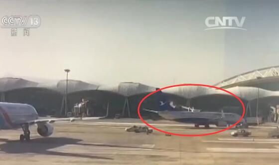 A plane slipped backwards at Baiyun Airport in Hohhot.