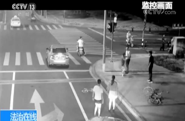 The monitoring picture of Liu Hailong slashing people with a knife.